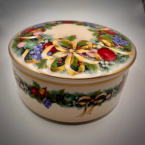 Mikasa Other - Beautiful Mikasa Vintage 1980’s Porcelain Christmas Bouquet Trinket Box